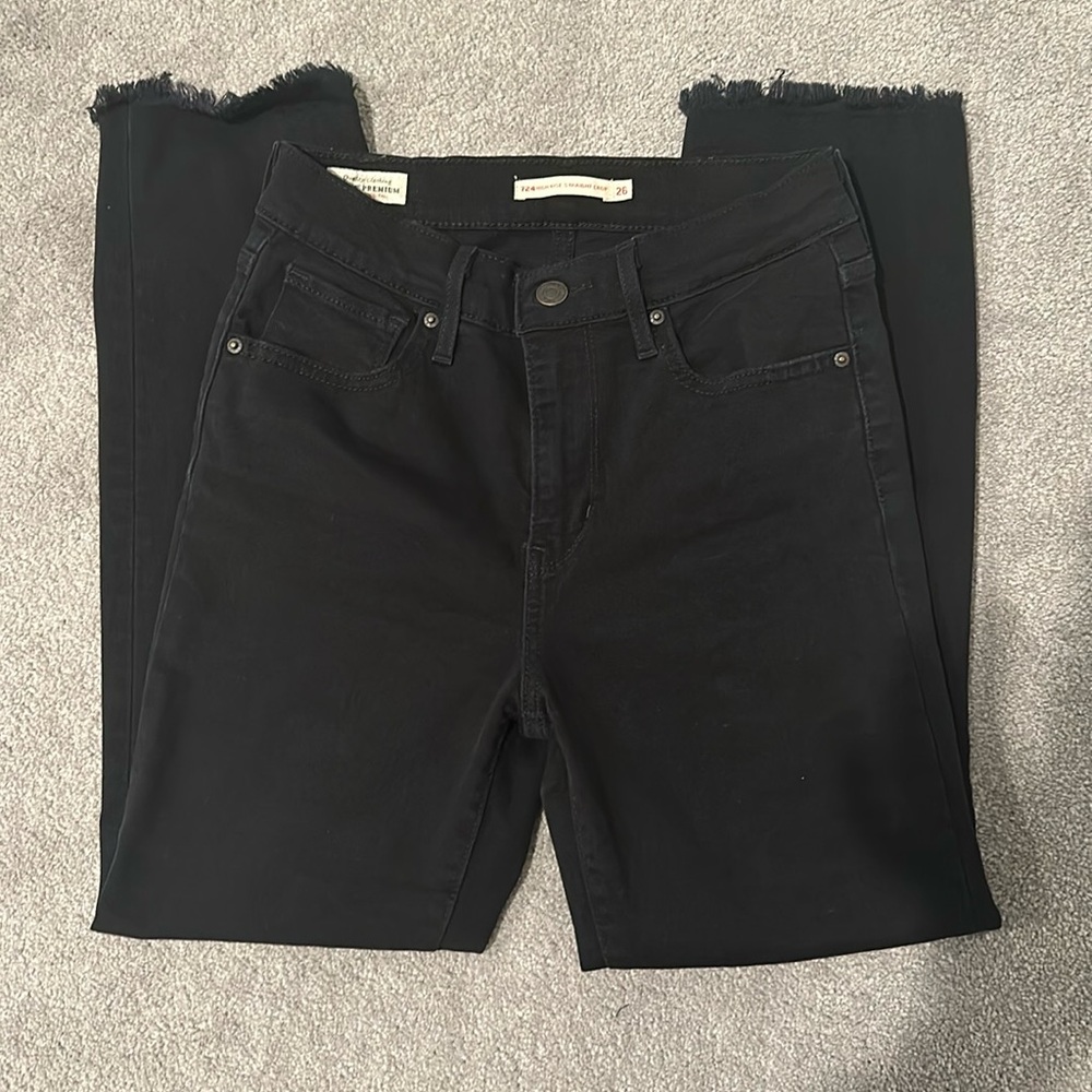 Black Levi’s High Rise Straight Crop